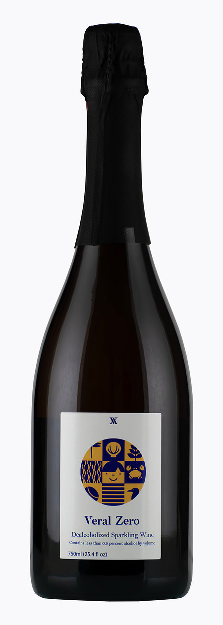 A bottle of Veral Zero dealcoholized sparkling wine, with a navy and gold label.